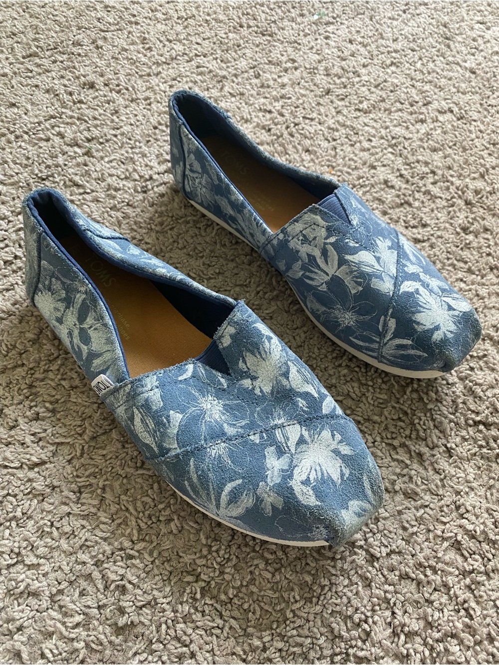 TOMS Women’s Blue/White Floral Slip-On Flats